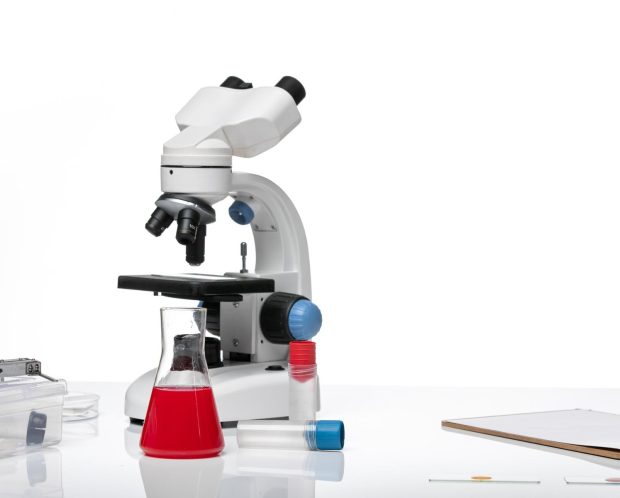 table-vue-face-solutions-microscope